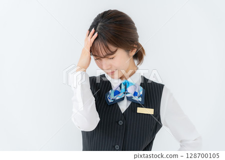 穿著制服的年輕女子，做生意，憂心忡忡 128700105