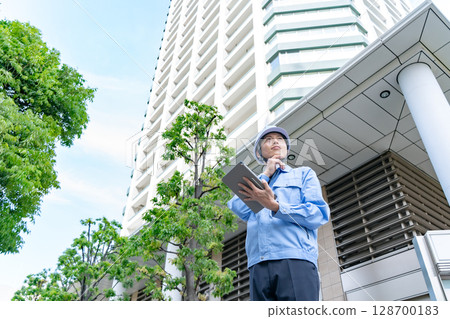 穿著工作服的中年男子 128700183