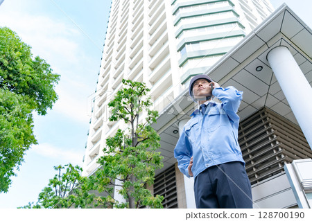 穿著工作服的中年男子 128700190