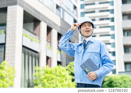 穿著工作服的中年男子 128700192