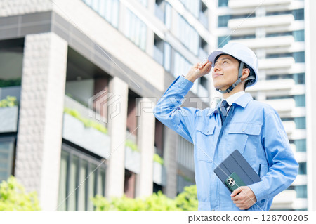 穿著工作服的中年男子 128700205