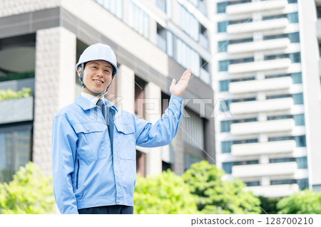 身穿工作服的中年男子揮舞著雙手 128700210