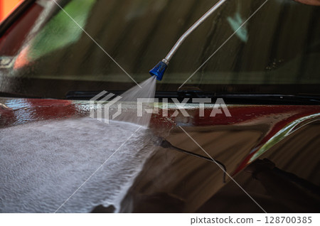car washing water gun, washing car, High pressure water gun 128700385