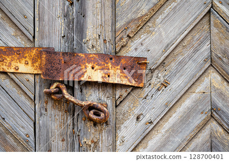 the old wooden door with rusty strength 128700401