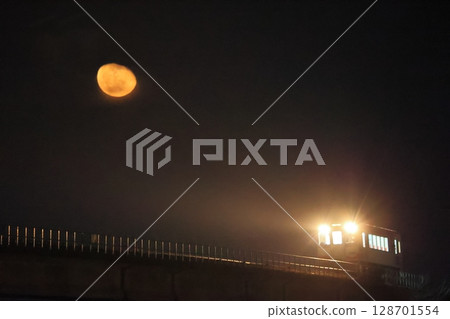 3.11紀念夜:釜石月光下的鐵路橋上的三陸鐵路 3.11紀念夜:釜石月光下的鐵路橋上的三陸鐵路 128701554