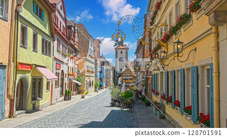 Charming street view in Rothenburg with medieval gate 128701591