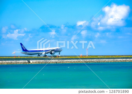 從瀨長島看到的美麗的大海和飛機 128701890