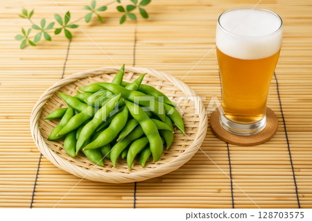 毛豆和生啤酒清爽的夏日風景 128703575