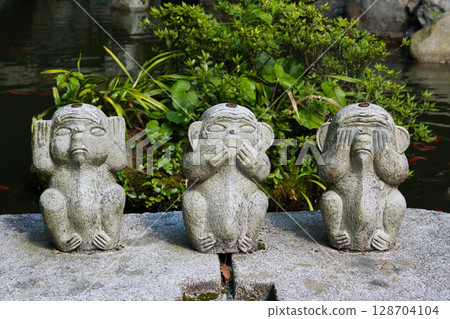 水邊可愛的猴子雕塑 128704104