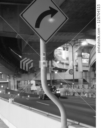 在高速公路下 在高速公路下 128704515