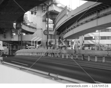 在高速公路下 128704516