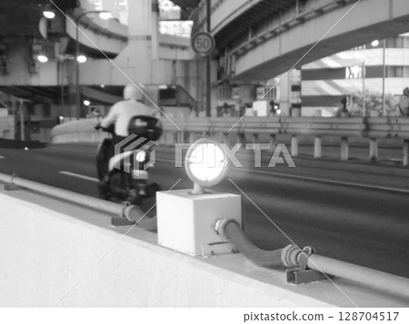 在高速公路下 在高速公路下 128704517