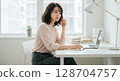 一個擔心的女人 128704757
