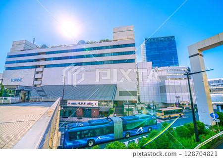 日本橫濱的城市景觀。橫濱站東口(中央)和橫濱Bayside Blue(停駛列車)的景色 日本橫濱的城市景觀。橫濱站東口(中央)和橫濱Bayside Blue(停駛列車)的景色 128704821