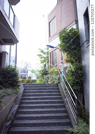 在一個住宅區的長樓梯 128705877