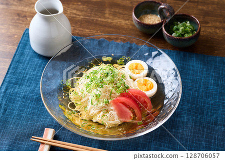 帶有白湯和芝麻油香味的素麵 128706057