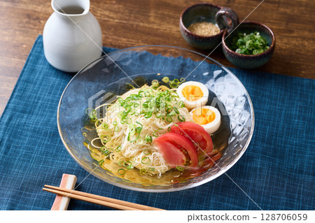 帶有白湯和芝麻油香味的素麵 128706059