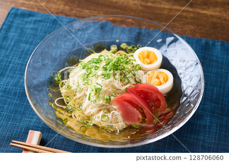 帶有白湯和芝麻油香味的素麵 帶有白湯和芝麻油香味的素麵 128706060