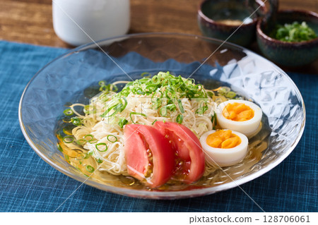 帶有白湯和芝麻油香味的素麵 帶有白湯和芝麻油香味的素麵 128706061