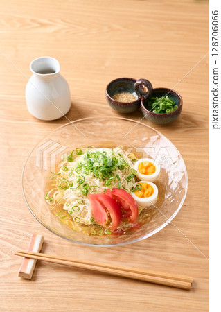 帶有白湯和芝麻油香味的素麵 128706066