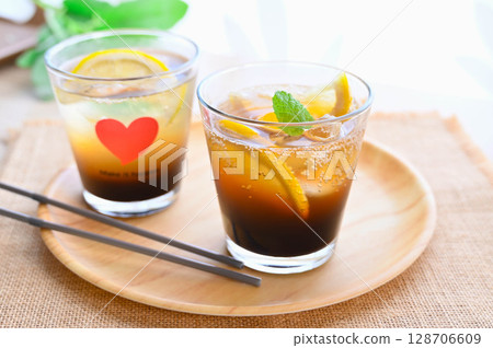 清爽的夏日咖啡飲品 清爽的夏日咖啡飲品 128706609