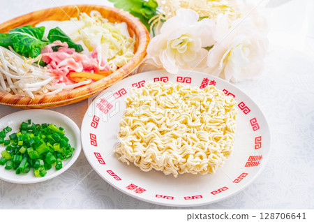 Making fried ramen with instant noodles 128706641