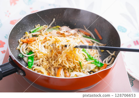 Making pork bone ramen Making pork bone ramen 128706653