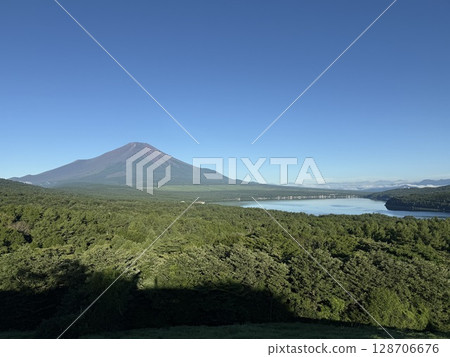 從山中湖全景甲板上看到的夏季富士山 128706676