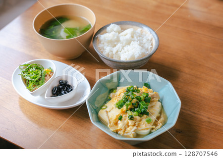 日式健康早餐:豆腐、雞蛋和納豆 日式健康早餐:豆腐、雞蛋和納豆 128707546