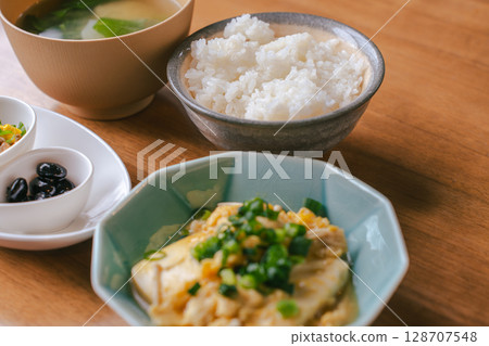 日式健康早餐：豆腐、雞蛋和納豆 128707548