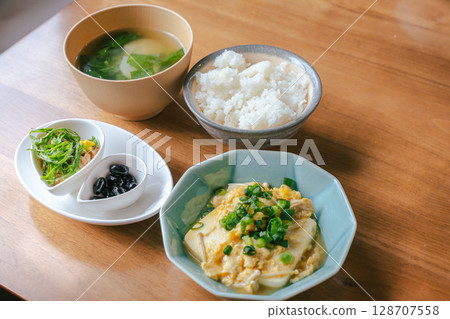 日式健康早餐：豆腐、雞蛋和納豆 128707558