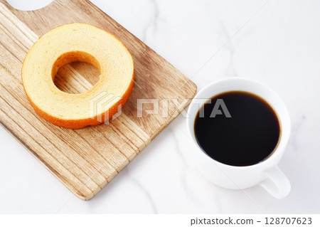 Baumkuchen and Coffee - Enjoy a coffee break with delicious baumkuchen and freshly brewed coffee Baumkuchen and Coffee - Enjoy a coffee break with delicious baumkuchen and freshly brewed coffee 128707623