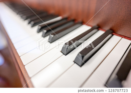 木製鋼琴鍵的圖像 128707723