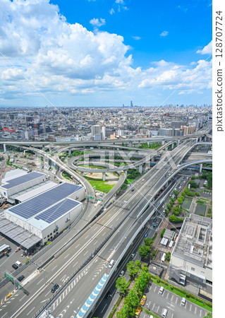 晴朗藍天下拍攝的城市高速公路和城市景觀 - 東大阪JCT - [大阪城市景觀] 128707724