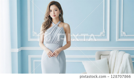 穿淺藍色衣服的女人 128707866