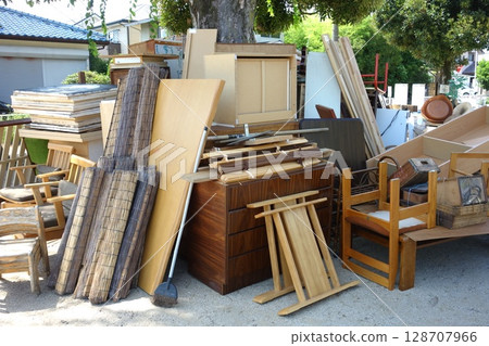 Bulky garbage 128707966