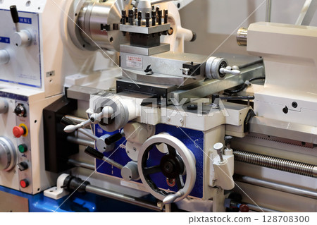 manual horizontal metal lathe machine close up 128708300