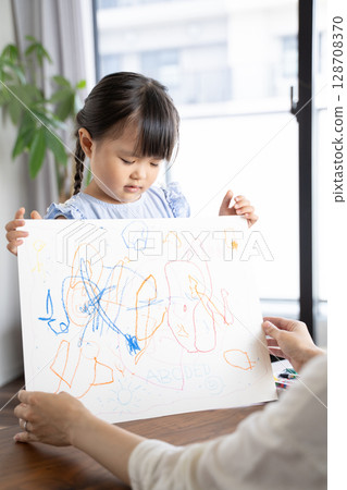一個女孩喜歡用蠟筆畫畫的教育場景 128708370
