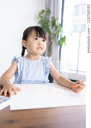 一個女孩喜歡用蠟筆畫畫的教育場景 128708385