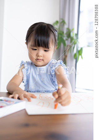 Educational scene of a girl enjoying drawing with crayons 128708388