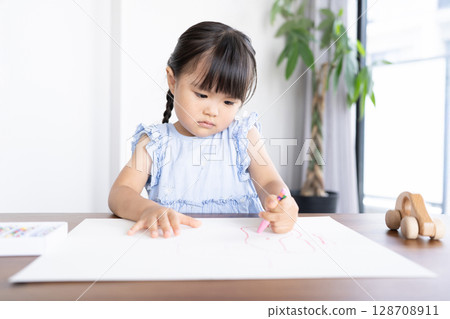 一個女孩喜歡用蠟筆畫畫的教育場景 一個女孩喜歡用蠟筆畫畫的教育場景 128708911