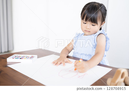 一個女孩喜歡用蠟筆畫畫的教育場景 128708915