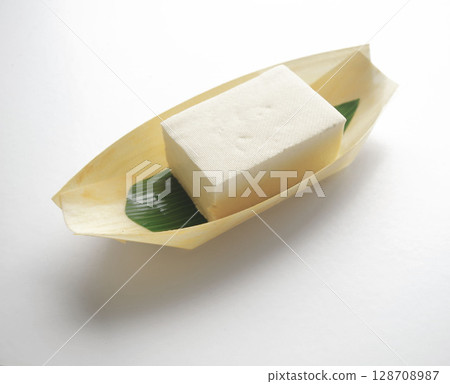 Disposable boat-shaped serving plate Tofu Japanese image 128708987