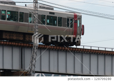 【廣島可部線】JR227系列車（紅翼號）在青山環繞的鐵橋上行駛 128709280