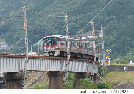 【廣島可部線】JR227系列車(紅翼號)在青山環繞的鐵橋上行駛 【廣島可部線】JR227系列車(紅翼號)在青山環繞的鐵橋上行駛 128709284