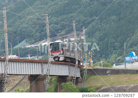 【廣島可部線】JR227系列車（紅翼號）在青山環繞的鐵橋上行駛 128709287