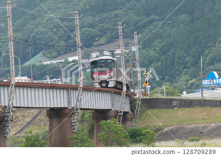 【廣島可部線】JR227系列車（紅翼號）在青山環繞的鐵橋上行駛 128709289