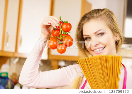 Woman holding pasta and tomatoes 128709553