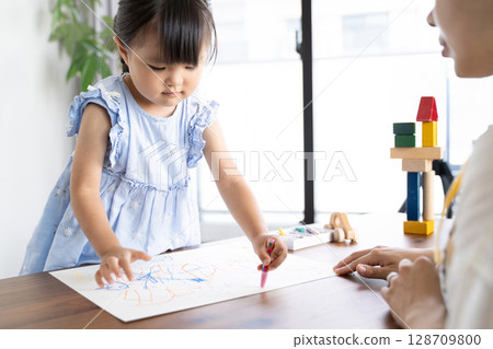 一個女孩喜歡用蠟筆畫畫的教育場景 128709800