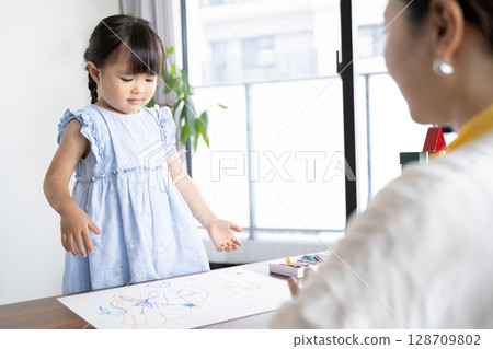 一個女孩喜歡用蠟筆畫畫的教育場景 128709802